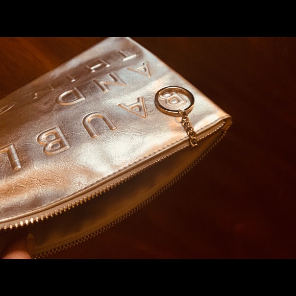 7 x 5 silver leatherette clutch w/ zip closer - Picture 5 of 7
